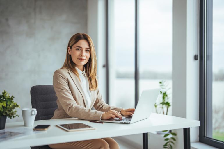 Mujer ejecutiva en una oficina